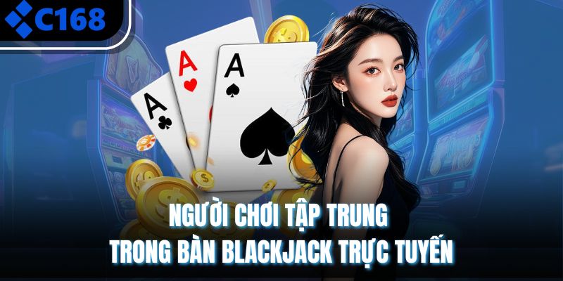 Người chơi tập trung trong bàn blackjack trực tuyến